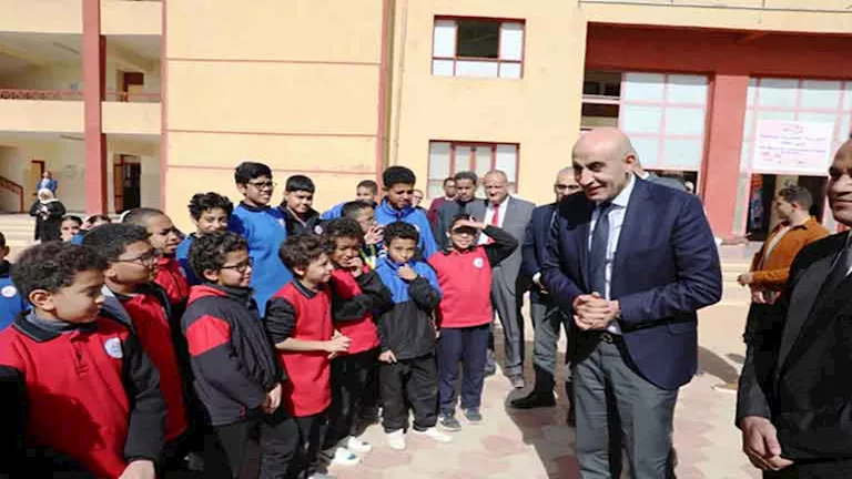 بالصور- وزير التعليم يتفقد المدرسة المصرية اليابانية بأسوان