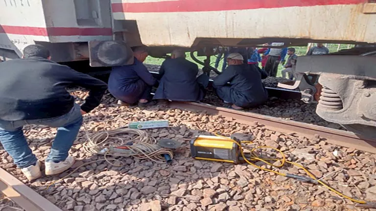 بالصور- لجنة فنية تعاين موقع خروج عربة قطار عن القضبان بالمنوفية