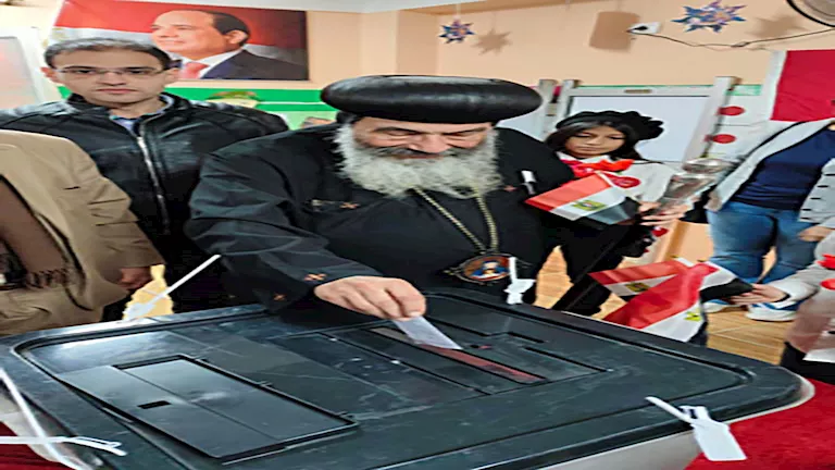 بالفيديو والصور- مطران بورسعيد يدلي بصوته في إعادة انتخابات مجلس النوا