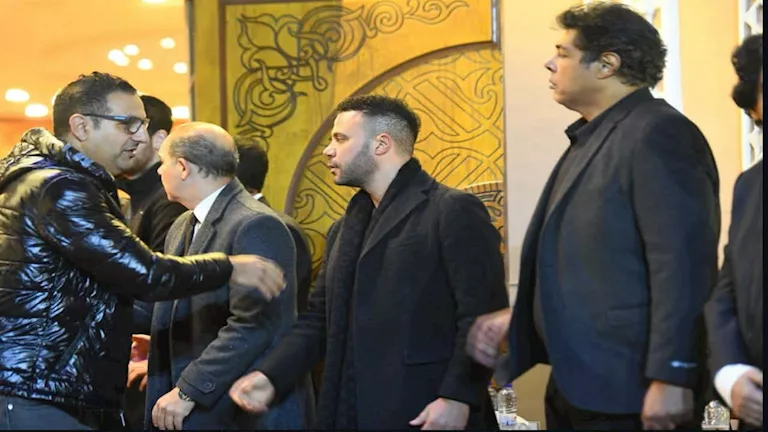 عمرو يوسف يصل عزاء شقيقة الزعيم عادل إمام ويواسي محمد ورامي إمام 