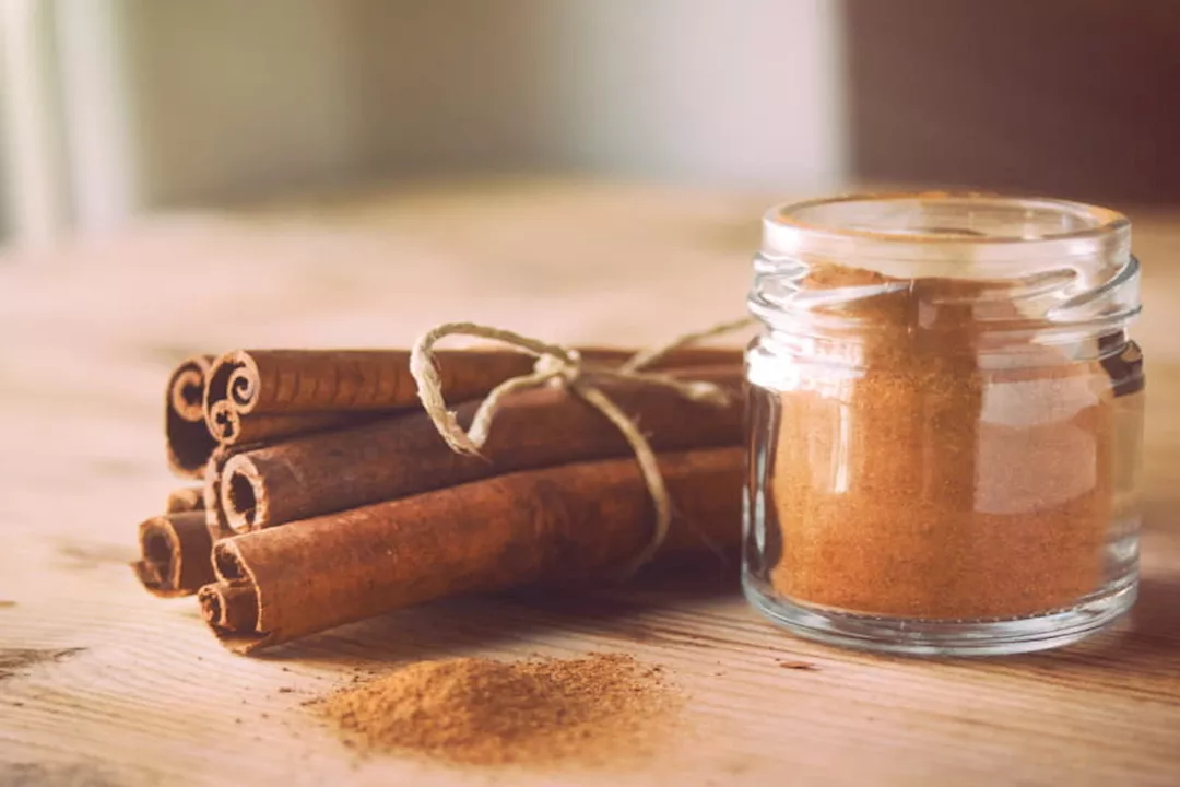 ماذا يحدث لقلبك عند شرب القرفة على الريق؟