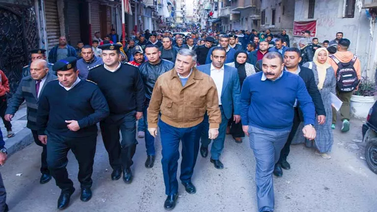 محافظ الإسكندرية يتفقد إزالة سوق "زعربانة" لتحويله إلى محور مروري (صور) 
