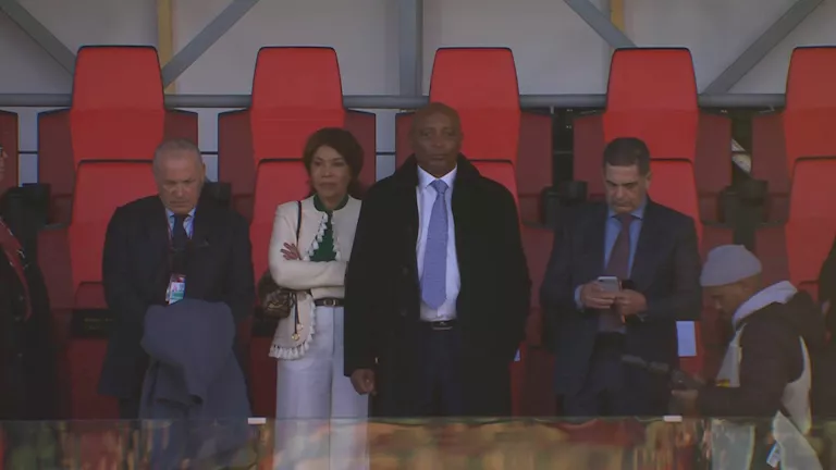 هاني أبو ريدة يدعم منتخب مصر في مباراة جنوب أفريقيا من المدرجات 