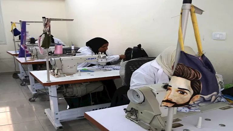 بالصور- تدريب 14 سيدة بأسوان في مجال الملابس الجاهزة والمفروشات 