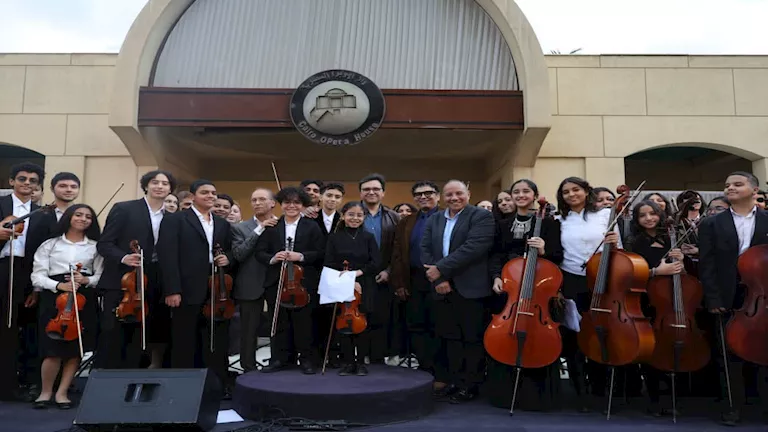 وزير الثقافة يشهد فعاليات “كريسماس بالعربي” ويشيد بالفرق المشاركة