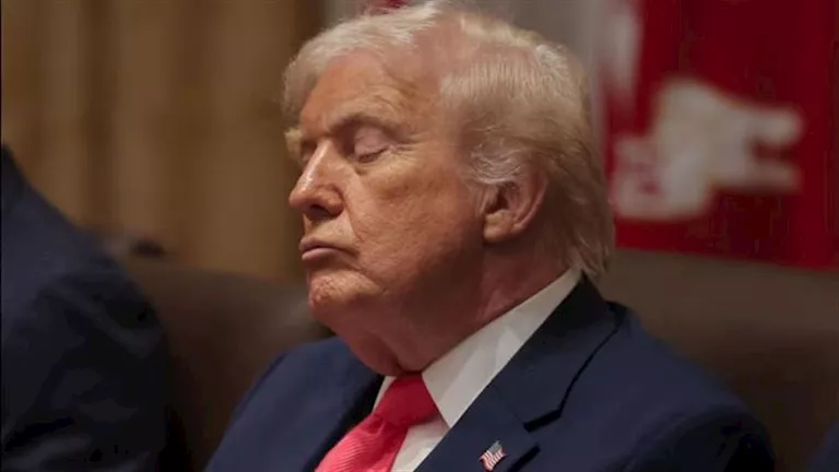 بعد غفوة ترامب في اجتماع مجلس الوزراء.. البيت الأبيض يعلق