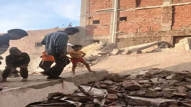 بالصور- انهيار منزل في أسوان وإصابة سيدة أثناء مرورها بالشارع
