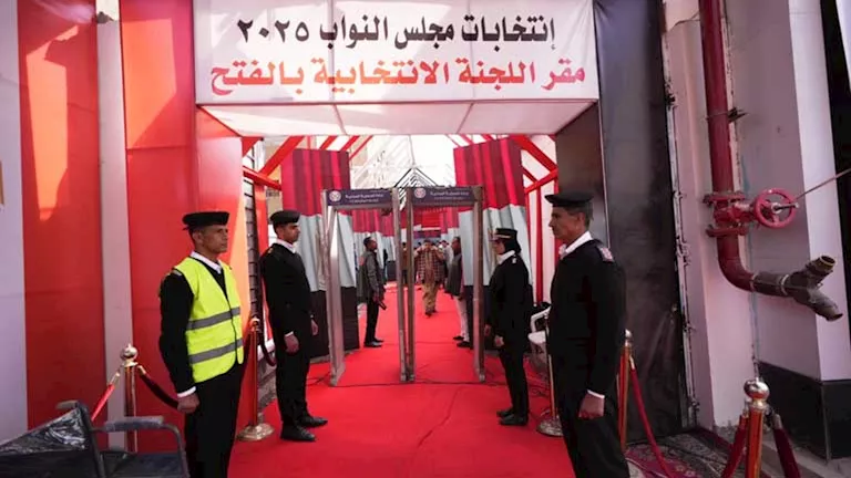 محافظ أسيوط يتفقد لجان انتخابات النواب ويدعو المواطنين للاختيار الواعي