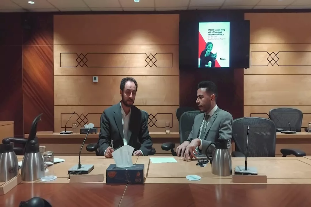 محرر الكونسلتو مع ممثل الصحة العالمية