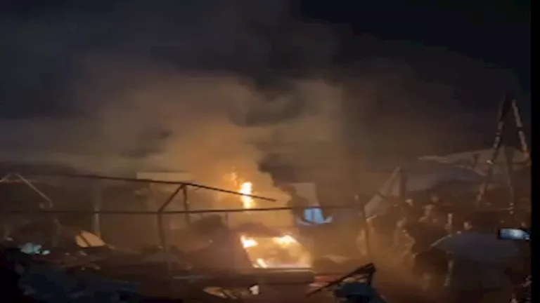 إسرائيل تشن غارات جوية على خيام النازحين في غزة.. صور وفيديو