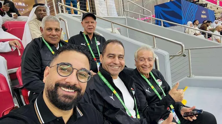 الجهاز الفني لمنتخب مصر يتابع مباراة الإمارات والأردن في كأس العرب