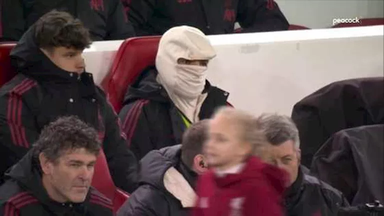 بدأت بحذف صورته.. التسلسل الزمني لأزمة محمد صلاح مع سلوت