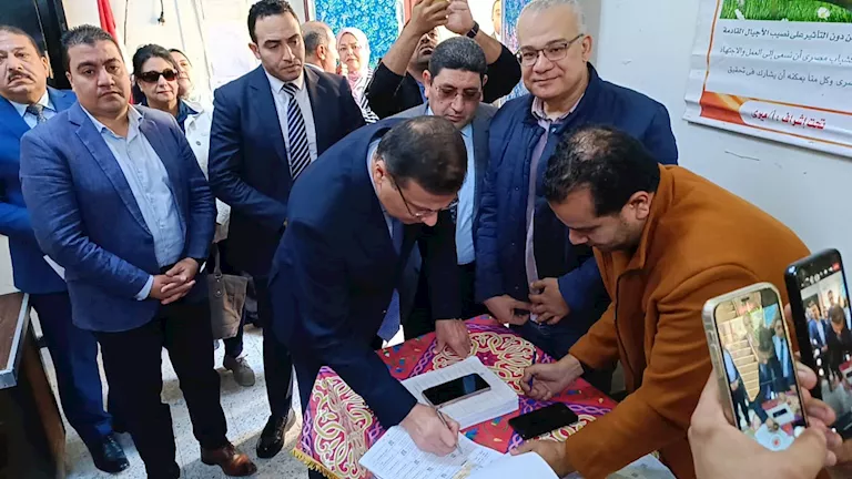 وزير الزراعة يدلي بصوته في جولة الإعادة بدائرة الرمل في الإسكندرية -صو