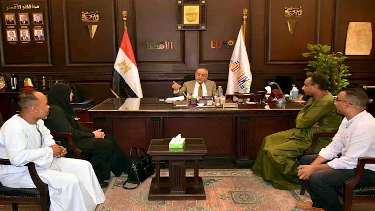 الأقصر تحسم الجدل: لا منع لـ”الجلباب” في الديوان العام (صور)