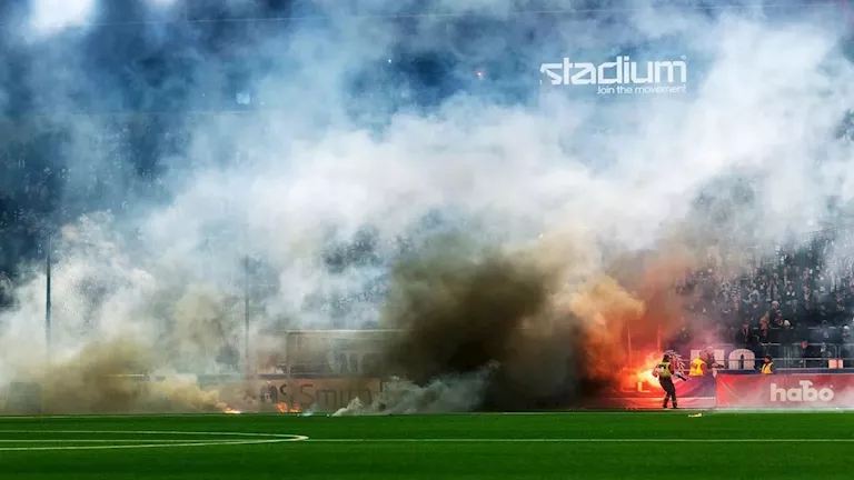 قنبلة وألعاب نارية تتسبّبان في هروب الحكم واللاعبين من المباراة