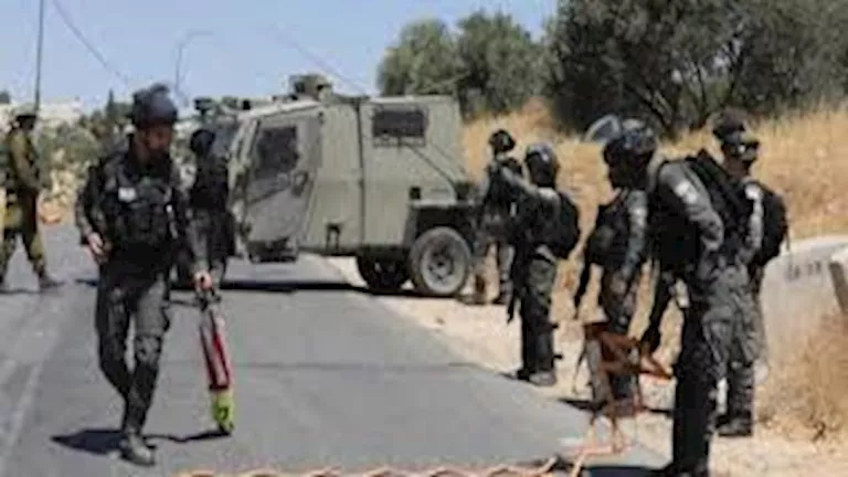 الاحتلال ينصب حاجزًا عسكريًا في بلدة الخضر ويقتحم مخيم الجلزون.. فيديو