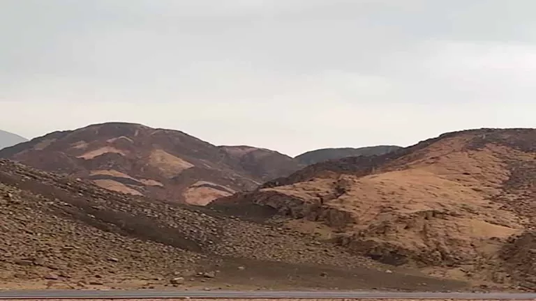 غيوم ورعد وبرق.. أمطار غزيرة تضرب وادي غيب ودهب بجنوب سيناء (صور)