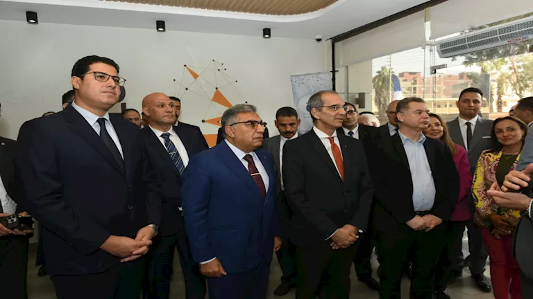 محافظ الدقهلية ووزير الاتصالات يتفقدان شركة “قمم” بالمنصورة (صور)