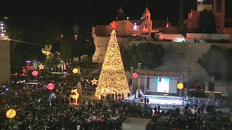 بعد توقف عامين بسبب الحرب.. الفلسطينيون يضيئون شجرة الميلاد في بيت لحم
