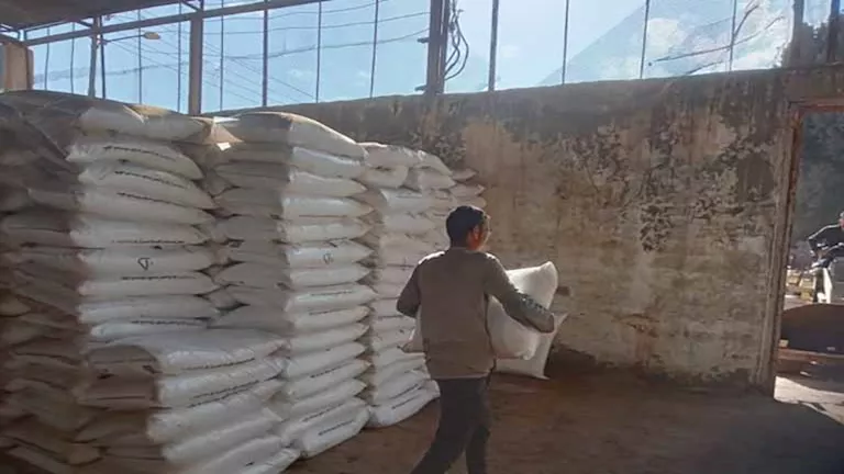 زراعة المنوفية تكثف الرقابة وتشدد على صرف الأسمدة بكارت الفلاح -صور