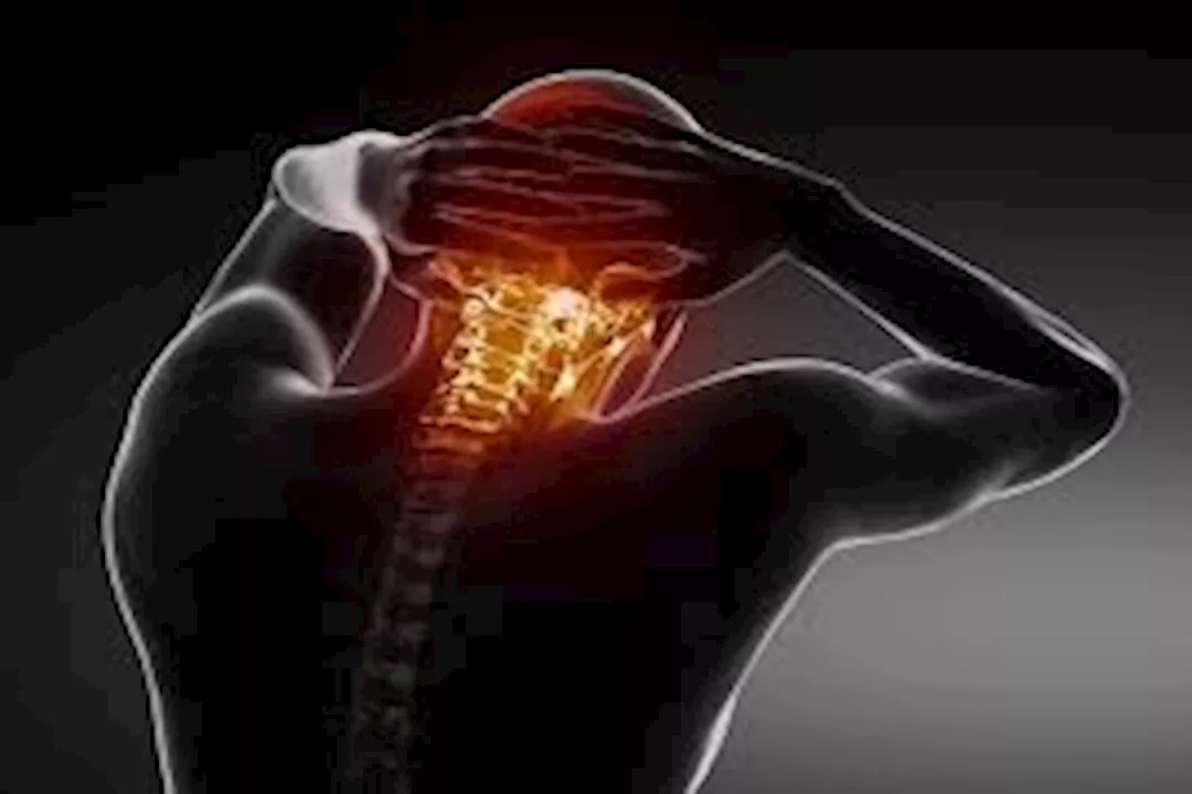 طقطقة الرقبة بطريقة خاطئة قد يؤدي إلى الشلل.. طبيب يحذر