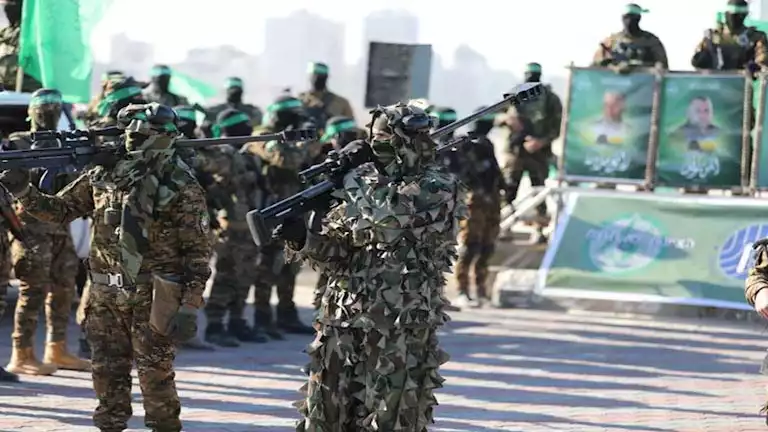 "من أين خرج كل هؤلاء".. مشاهد إفراج المقاومة عن الأسرى تثير غضب الإعلام العبري