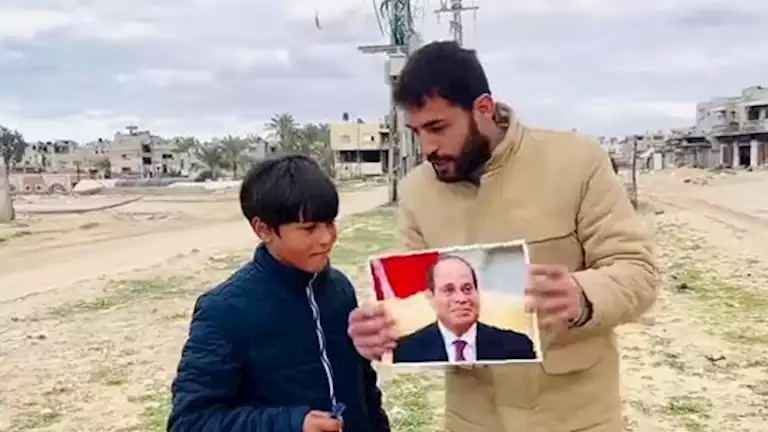 شاهد.. رد فعل غزاويون طلب منهم إحراق صورة السيسي مقابل ألف شيكل: هذا حبيبنا