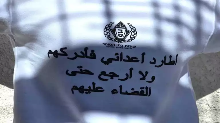 "الشعب الأبدي".. شاهد رسالة على ملابس الأسرى الفلسطينيين المفرج عنهم