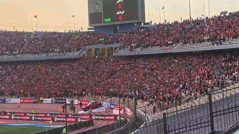 "دوس على الوش".. جماهير الأهلي تهز استاد القاهرة قبل مواجهة الزمالك