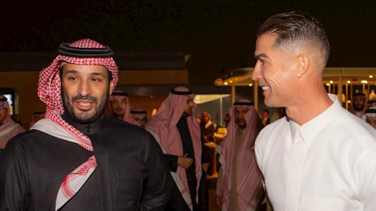 صورة رونالدو بالزي السعودي مع بن سلمان تشعل تفاعلًا على "إكس"