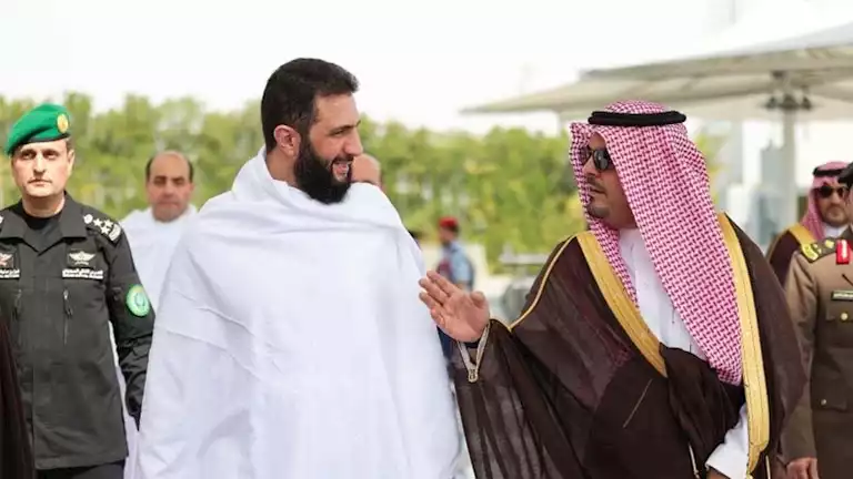 شاهد.. أحمد الشرع في مكة يؤدي مناسك العمرة 