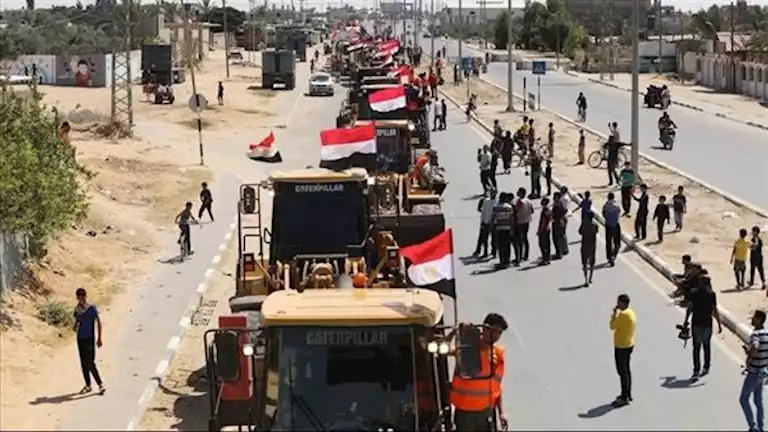 فرحة واسعة في غزة بعد دخول الجرافات المصرية إلى القطاع (فيديو)