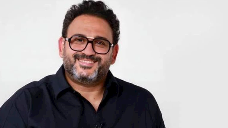 بالفيديو.. أكرم حسني ينشر كواليس بروفة "ألف تيتة وتيتة" قبل عرضها في جدة
