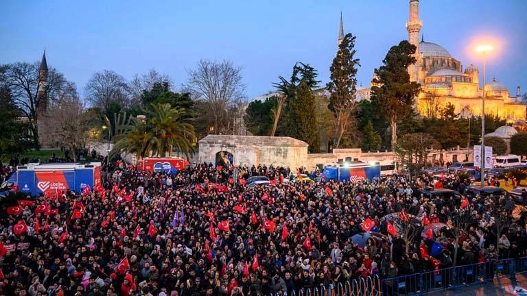 أردوغان يتهم المتظاهرين على احتجاز رئيس بلدية إسطنبول بـ"التحول إلى العنف"