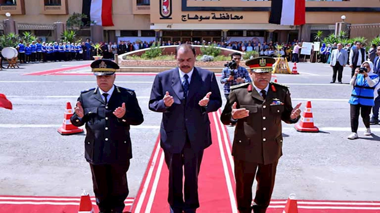 محافظ سوهاج يضع إكليل الزهور على النصب التذكاري في العيد الق
