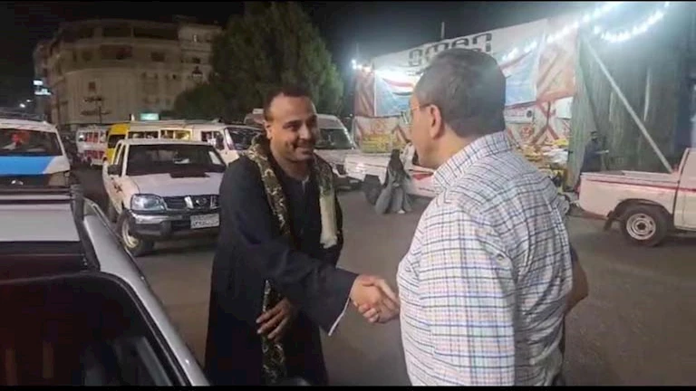 جولة ميدانية.. محافظ قنا يستقل “تاكسي” لمتابعة تطبيق التعريف