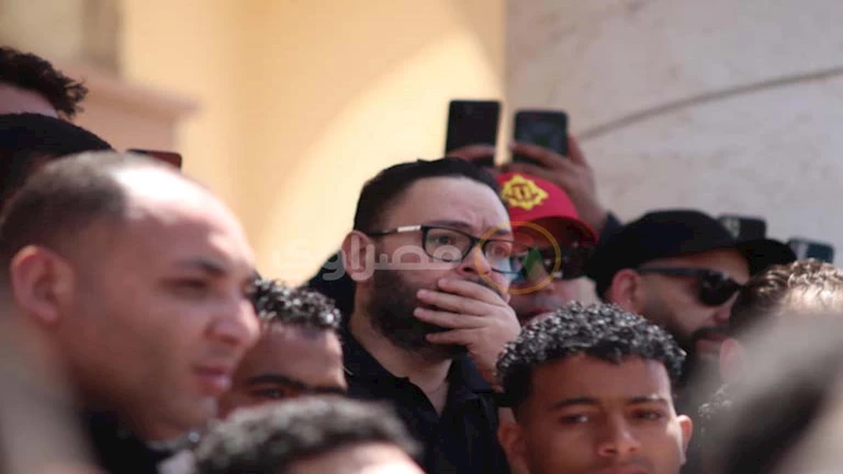 بالصور.. "صدمة وذهول" تصيبان أحمد رزق ومحمود عبدالمغني في جنازة سليمان عيد