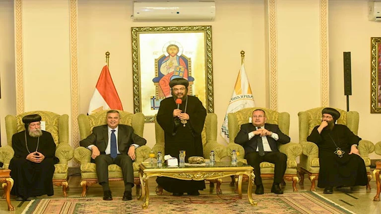 محافظ الإسكندرية يهنئ الأقباط بعيد القيامة في المقر البابوي