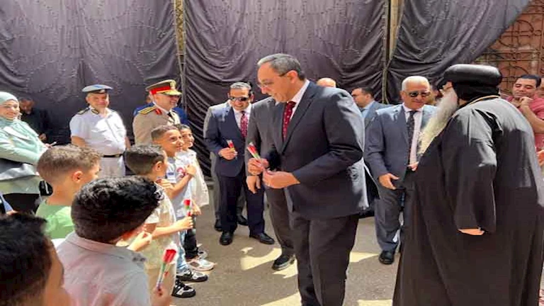 محافظ قنا يزور مطران دشنا مهنئًا بعيد القيامة.. والأنبا تكلا