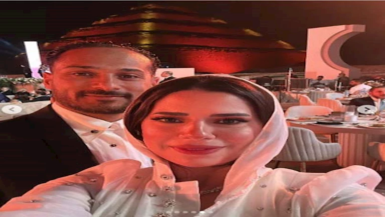 وليد سليمان وزوجته يستمتعان بإجازة صيفية ساحلية