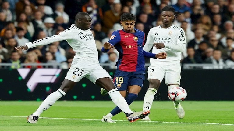 كلاسيكو الأرض: ريال مدريد يستضيف برشلونة في صراع الصدارة بالدوري الإسباني