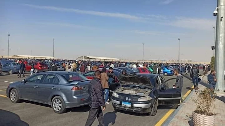 زحمة وإقبال كبير على سوق السيارات المستعملة.. تجار يكشفون الأسباب