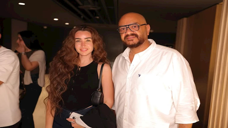 منتج "ريستارت" ينشر صورًا تجمعه بـ هنا الزاهد وشقيقه تامر حسني