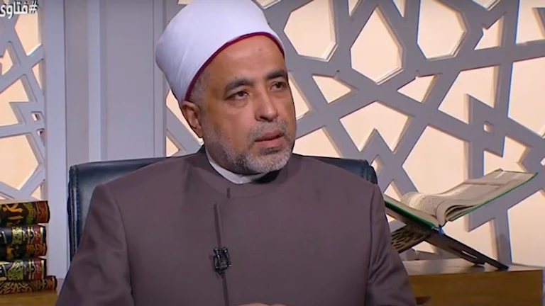 ما حكم كشف المنتقبة وجهها أمام خطيبها؟.. أمين الفتوى يجيب (فيديو)