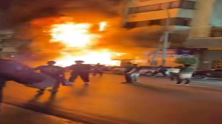 حريق داخل مطعم برجر شهير بجوار مسرح الزعيم بالهرم