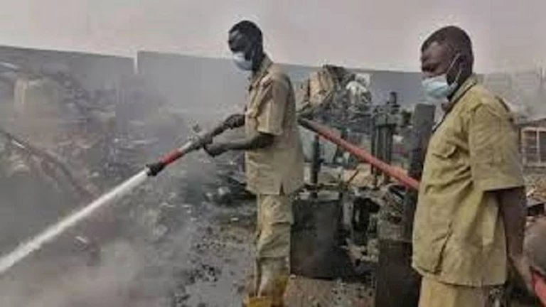  السيطرة على حرائق المستودعات النفطية في بورتسودان بالسودان