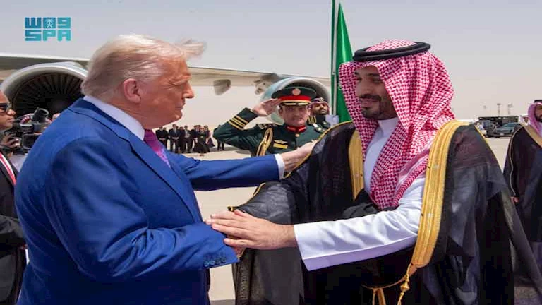 فيديو | ترامب يحتسي القهوة السعودية في الرياض برفقة ولي العهد