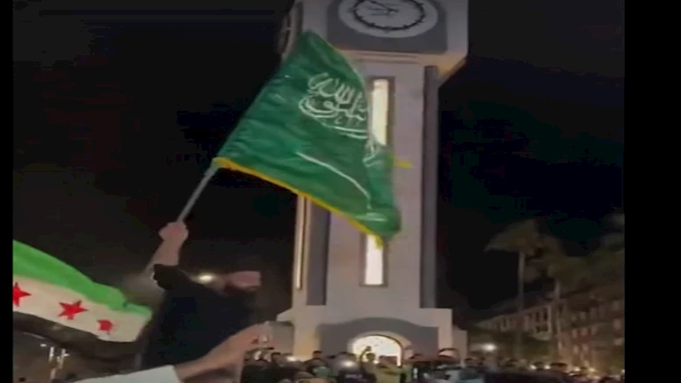 بالأعلام السعودية.. احتفالات عارمة تجتاح سوريا بعد قرار ترامب رفع العقوبات |صور