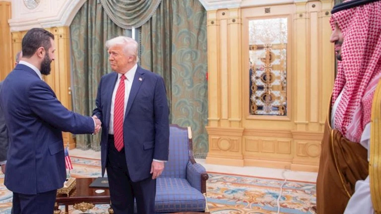 التطبيع مع إسرائيل.. البيت الأبيض يكشف تفاصيل اللقاء الثلاثي بين ترامب والشرع وأردوغان 