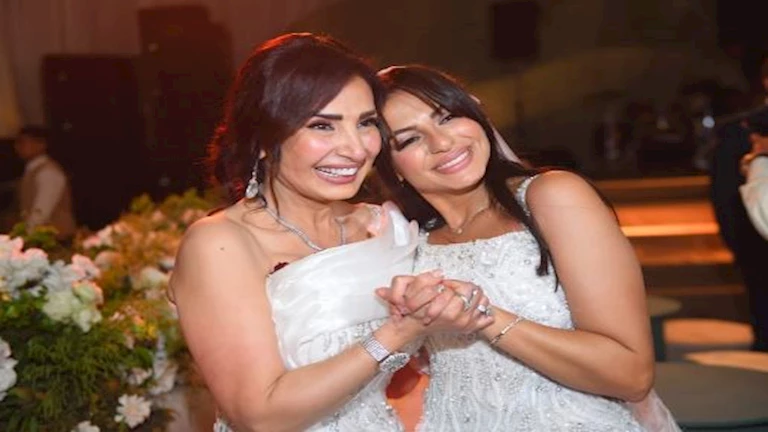 بالصور.. انهيار الفنانة أمل رزق من البكاء بحفل زفاف ابنتها "هيا"